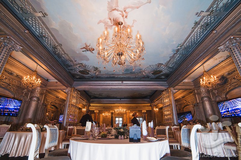 Elite girls leisure in the best restaurants of Moscow